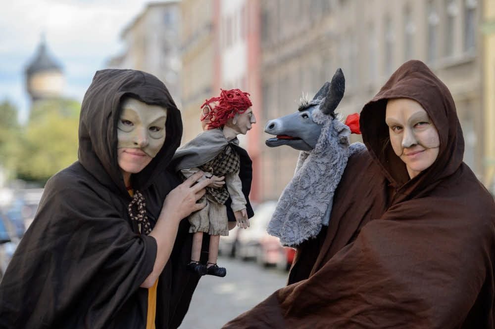 Halles schönste „Halunken“ Anja Schwede (l.) und Julia Raab (r.) führen mit selbstgebauten Figuren kindgerecht durch Halles Geschichte.