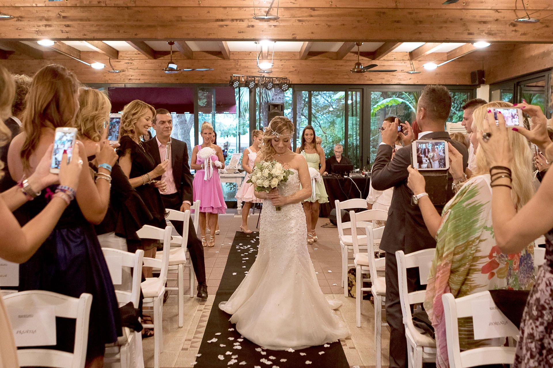 Laura Mesi, die Braut, die sich selbst heiratete, stand alleine im italienischen Vimercate vorm Altar.