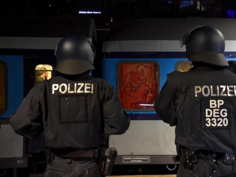 Polizisten stehen im Bahnhof in Hamburg vor dem Sonderzug der G20-Gipfelgegner. Foto: Marcus Brandt