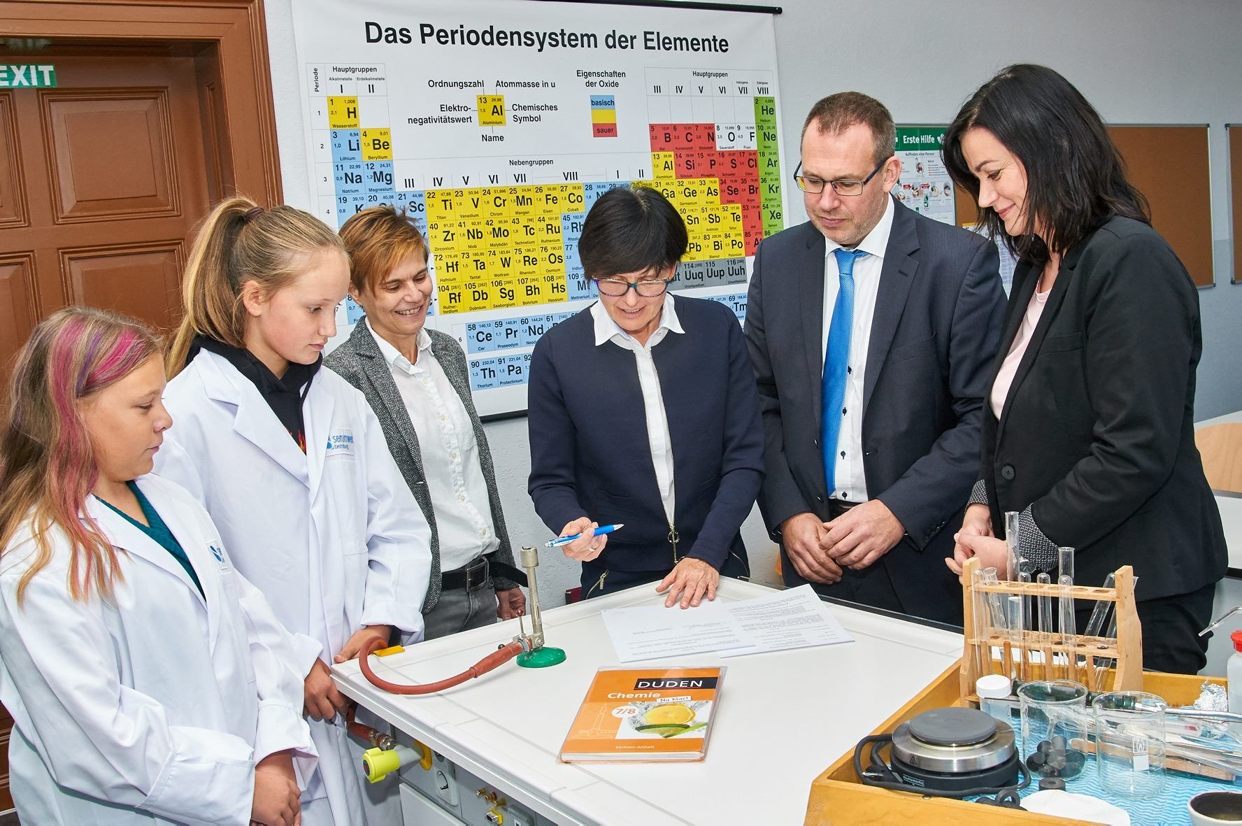Schülerin Sophia ist dabei, als Grit Köhler, Angela Kreiser und Jan Lukowczyk (v.l.) den Kooperationsvertrag im neuen Chemiekabinett an der Freien Sekundarschule Bernburg unterschreiben.