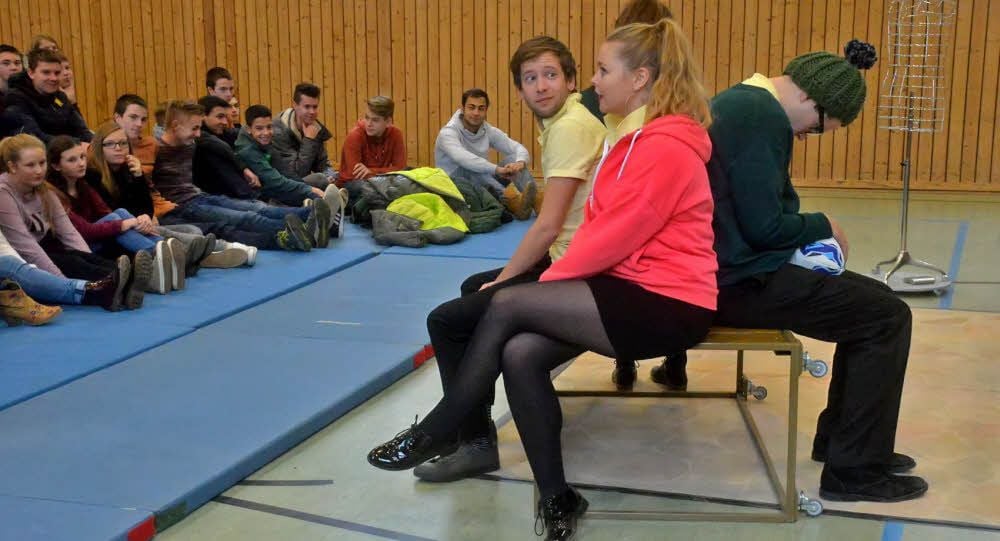 Vier junge Schauspieler aus Großbritannien bringen in „Drinking for Dummies“ den Stephaneern auf unterhaltsame Art Englisch bei.