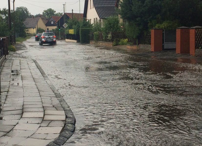 In Großörner standen nach dem Unwetter am Freitagabend die Straßen teilweise unter Wasser (oben).
