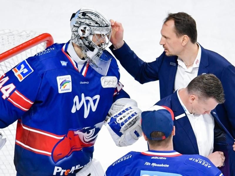 Mannheims Trainer Pavel Gross (r) bedankt sich Goalie Dennis Endras. Foto: Uwe Anspach/dpa