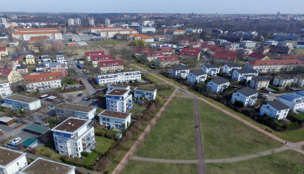 Blick vom Grünen Dreieck auf Heide-Süd. Dort, wo in Ost-West-Richtung der Weg verläuft, soll laut Plänen die Straßenbahn fahren.