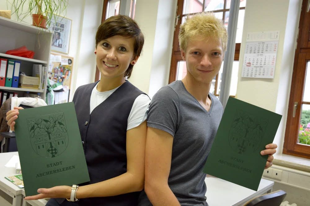 Laura Nemitz und Maximilian Struß haben ihre Ausbildung abgeschlossen und arbeiten künftig im Ordnungsamt.
