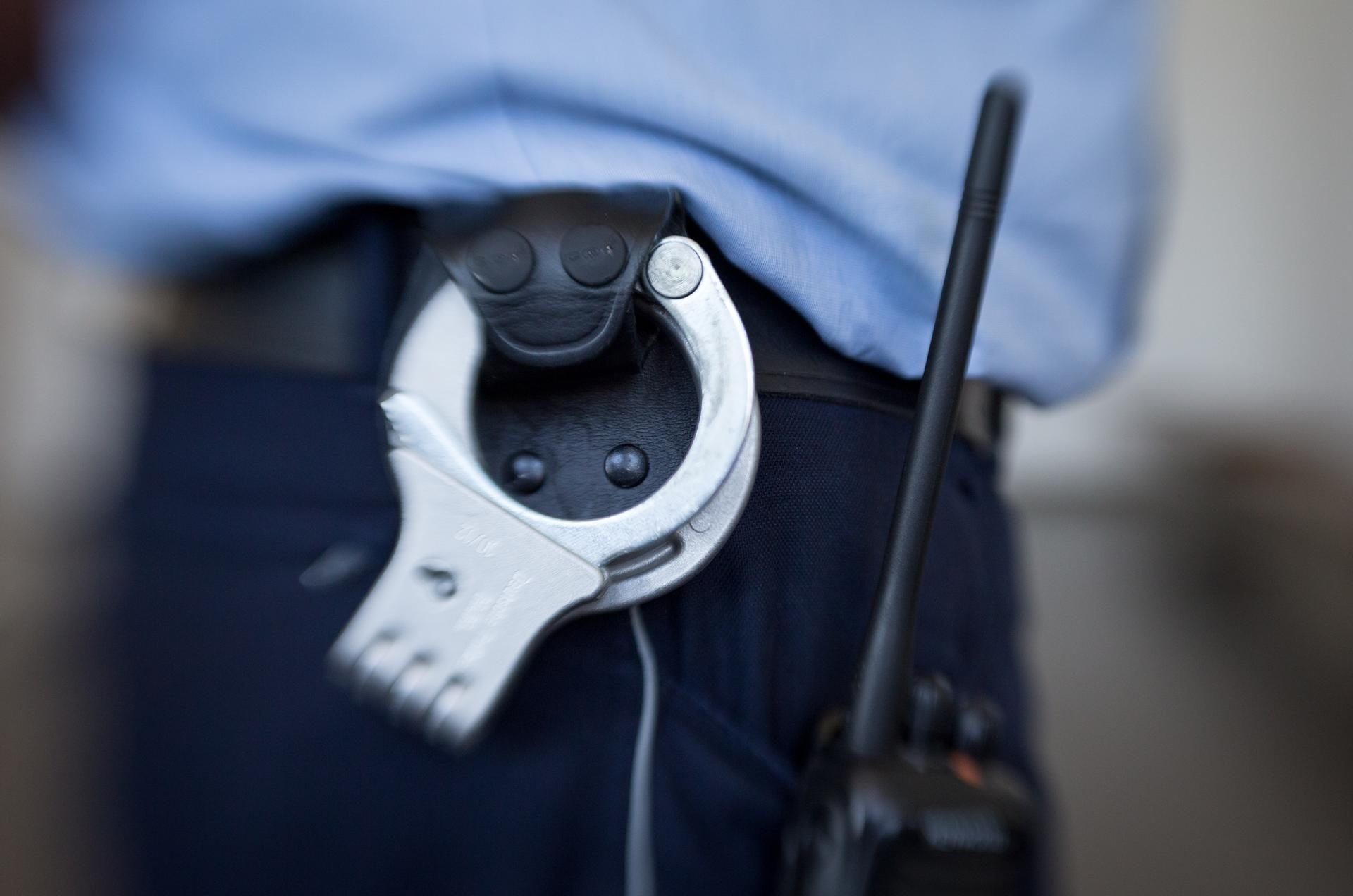 Handschellen und Funkgerät eines Polizisten. (Symbolbild)
