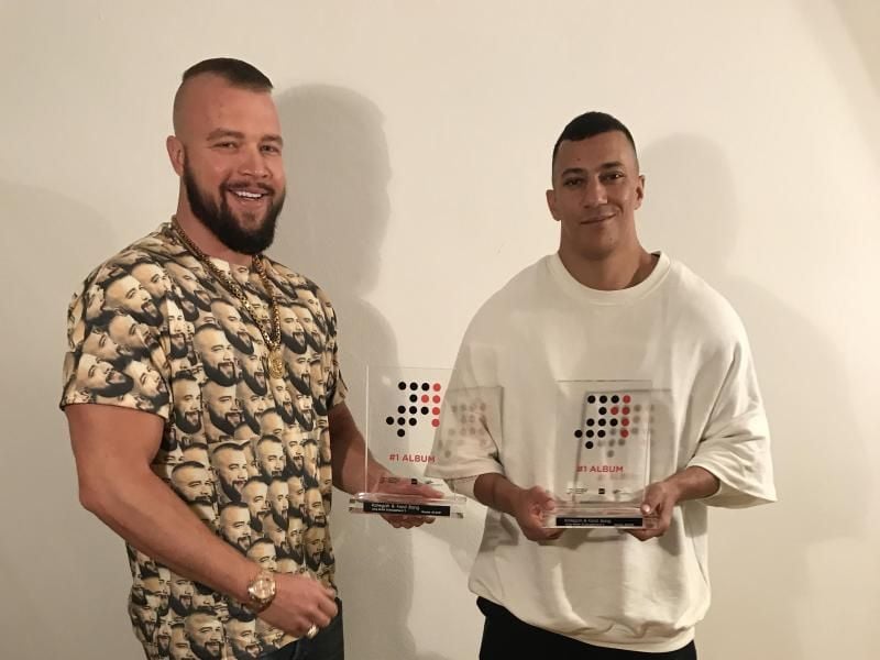 Die Deutschrapper Kollegah (l) und Farid Bang beherrschen die Charts. Foto: Banger Musik