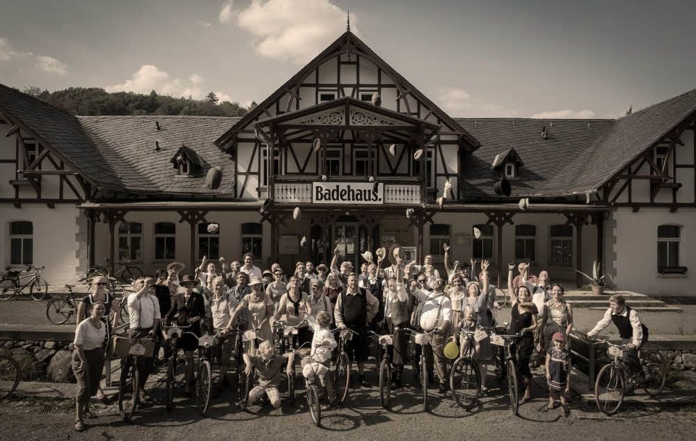 Auch durch den Kurpark Bad Suderode führte die Tour. Das alte Badehaus war der ideale Ort für die Gruppenaufnahme mit fliegenden Hüten.