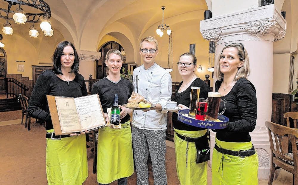 Tina Meinhardt, Ronny Beckmann, Michael Erfurt, Susanne Schröder und Annett Huth-Ibs sorgen im Ratskeller für Gastlichkeit.
