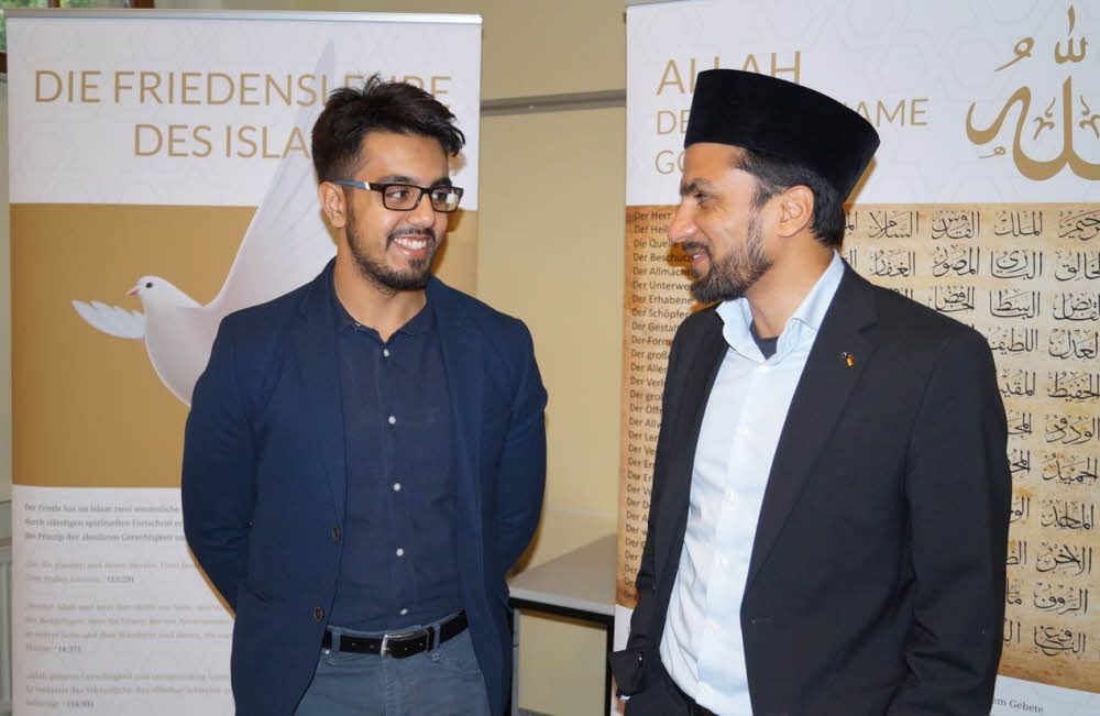 Umair Ali (links), Vertreter der Jugendorgansation und Jura-Student in Berlin, und der Berliner Imam Said Ahmed Arif wollen die Menschen im Harz über den Islam aufklären.
