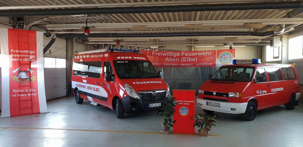 Nagelneues Einsatzleitfahrzeug (li.) der Akener Feuerwehr trifft auf betagten Mannschaftstransportwagen, der nun abgelöst wird.