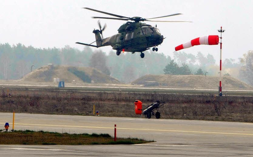 Inzwischen ein historisches Foto: Im April 2008 ist erstmals ein Hubschrauber vom Typ NH90 im Fliegerhorst Holzdorf gelandet.