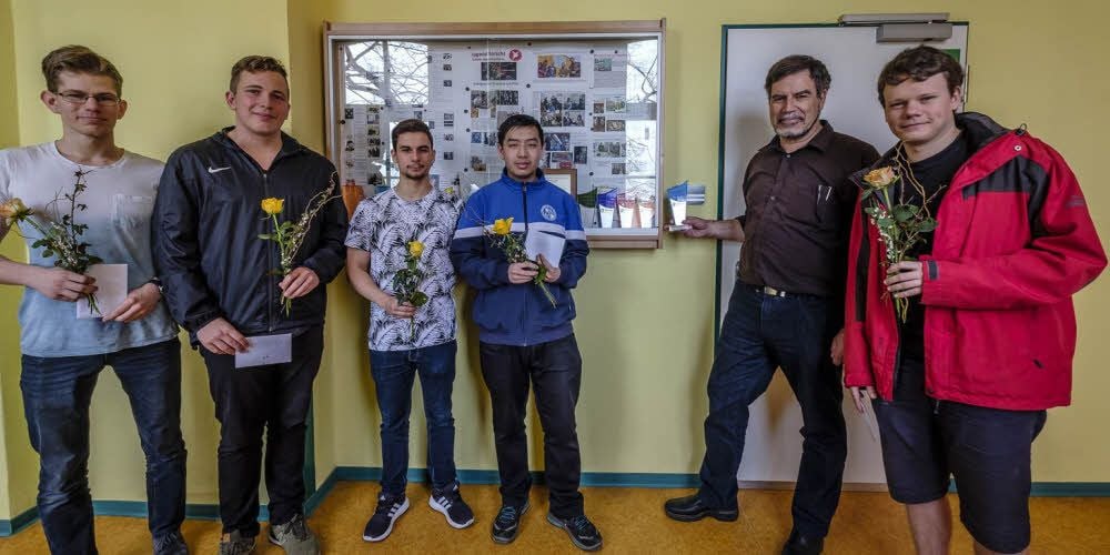 Alexander Hermann, Philipp Zincke, John Heilmann, Xuan Anh Nguyen, Mentor Freddy Stiehler und André Linke (von links) vom Paul-Gerhardt-Gymnasium waren erfolgreich beim Landeswettbewerb „Jugend forscht“. André Linke nimmt nun am Bundesfinale teil.
