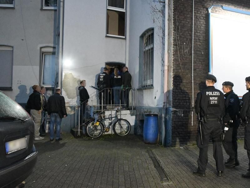 Der Einsatz mit hunderten Polizeibeamten begann gegen 5 Uhr morgens. Foto: Stephan Witte/KDF-TV & Picture 2019