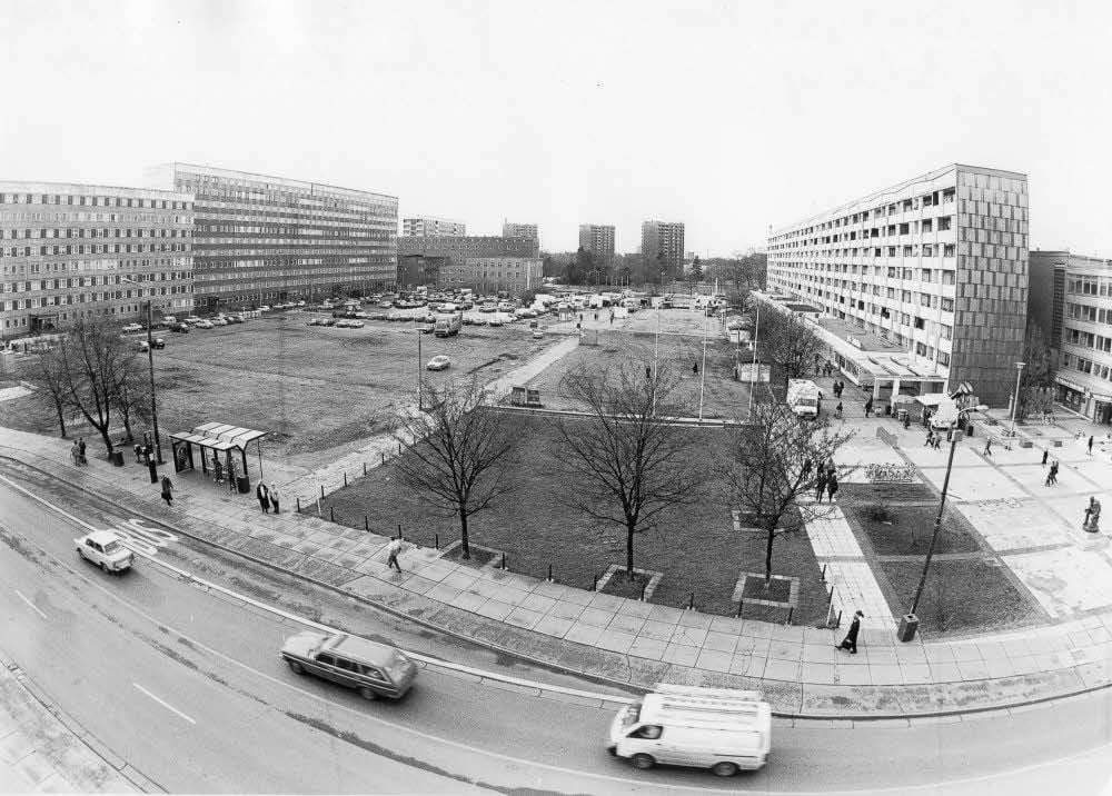 Wo heute das Rathaus-Center steht klaffte vor 50 Jahren noch der „Romanjuk-Platz“.