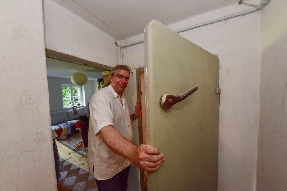 Alexander Sühlo zeigt die Luftschutztür im Keller.