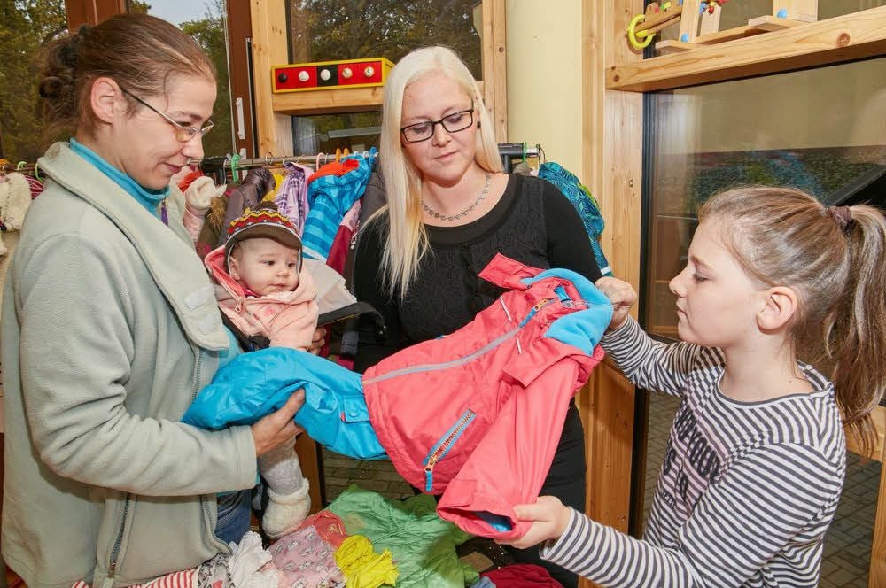 Daniela Bahn (li.) schaute am Stand von Susen Hunger und Tochter Stella nach Sachen für Tochter Marie.