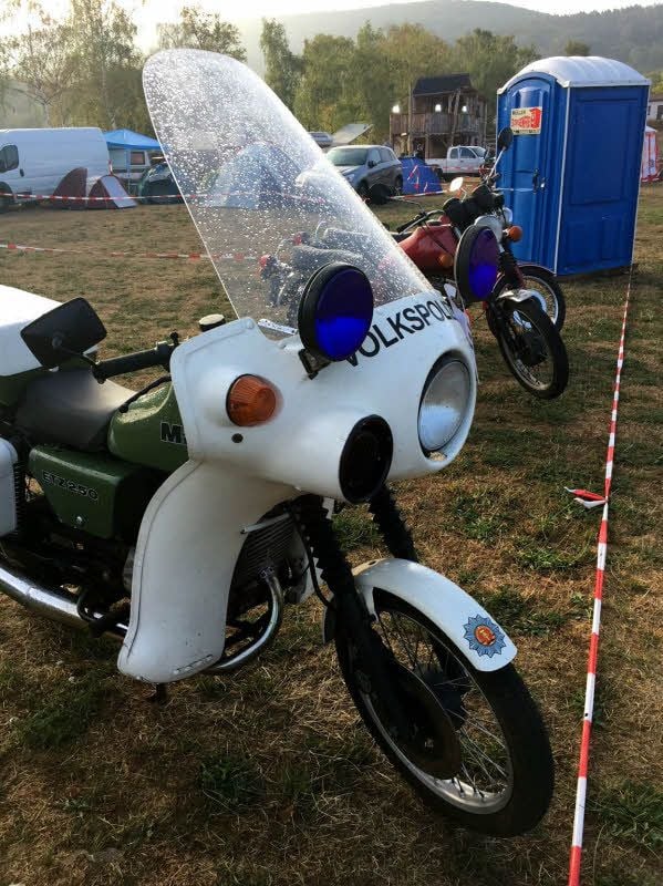 Das Motorrad der Deutschen Volkspolizei mit Blaulicht.