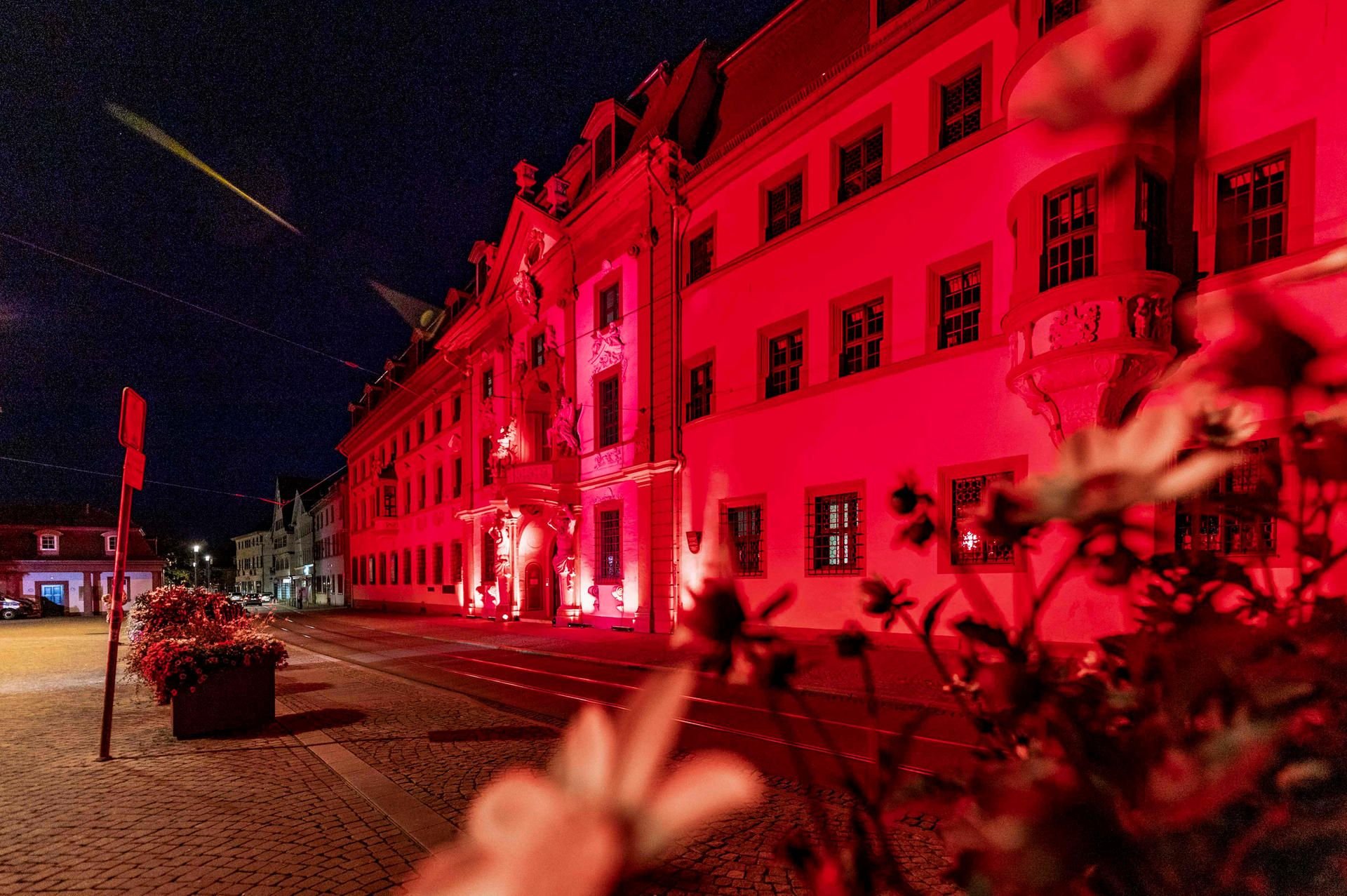 Vor der Staatskanzlei in Erfurt haben sich rund 30 Menschen eine Schlägerei geliefert. (Archivbild)