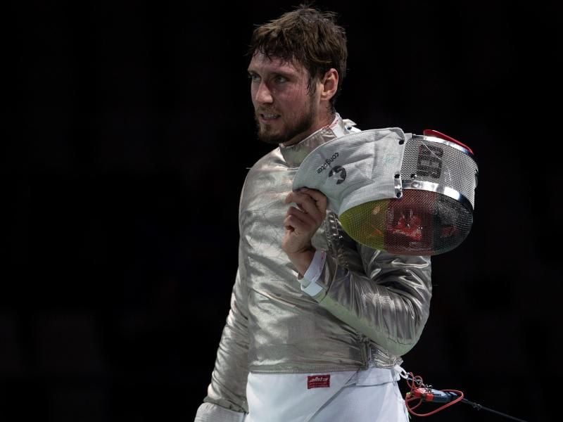 Max Hartung nimmt die Maske ab - der Säbelfechter hat soeben das EM-Finale verpasst. Foto: Federico Gambarini