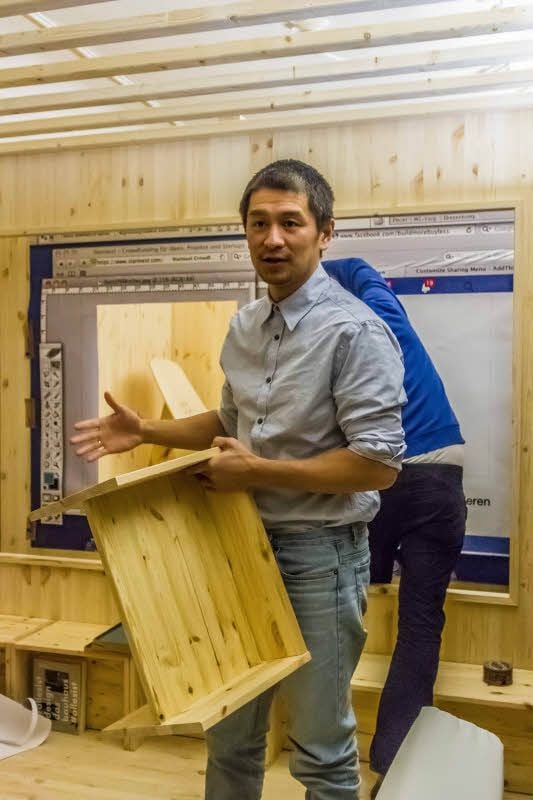 Der Architekt Van Bo Le-Mentzel hat die Hartz-IV-Designmöbel entwickelt. Jeder kann sie selbst bauen.