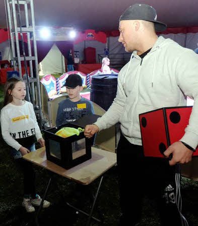 Lorenzo Rosner (rechts) erklärt den Kindern die Zauberkunst.