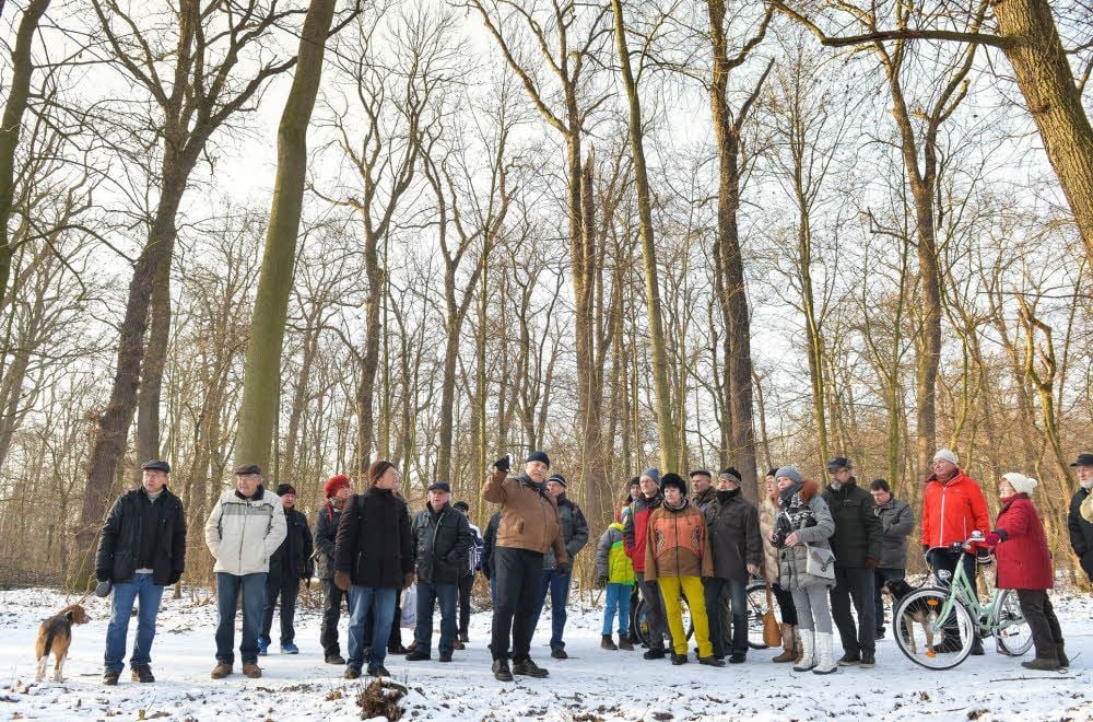 Andreas Liste (Mitte, hellbraune Jacke) vom AHA, der die Neujahrswanderung veranstaltete