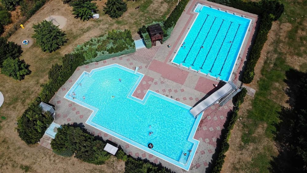 Azurblaue Wasserbecken laden in Rodleben zu Entspannung und Fitness ein.