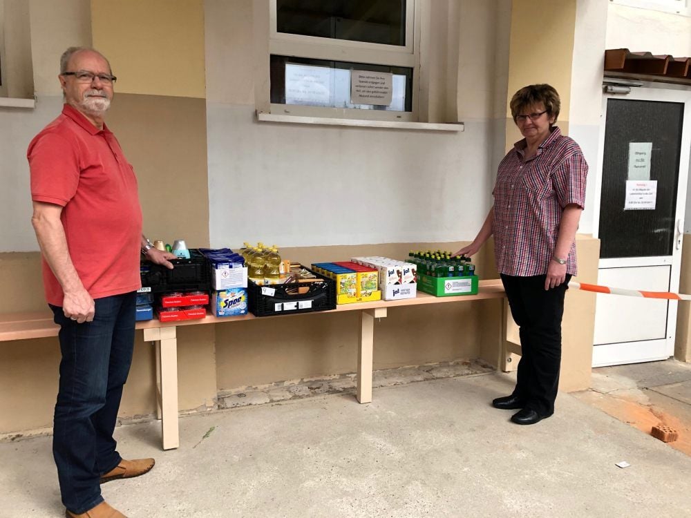 Michael Finger (l.) und Vertreter der Fraktion Die Linke des Merseburger Stadtrates haben Spenden an Katleen Gröber von der Works übergeben.