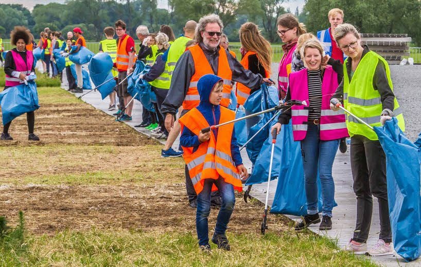 Auf die Wiese, fertig, los! Rund 50 Helfer hatten sich am Dienstagabend eingefunden, um die Elbwiese endgültig abzuräumen.