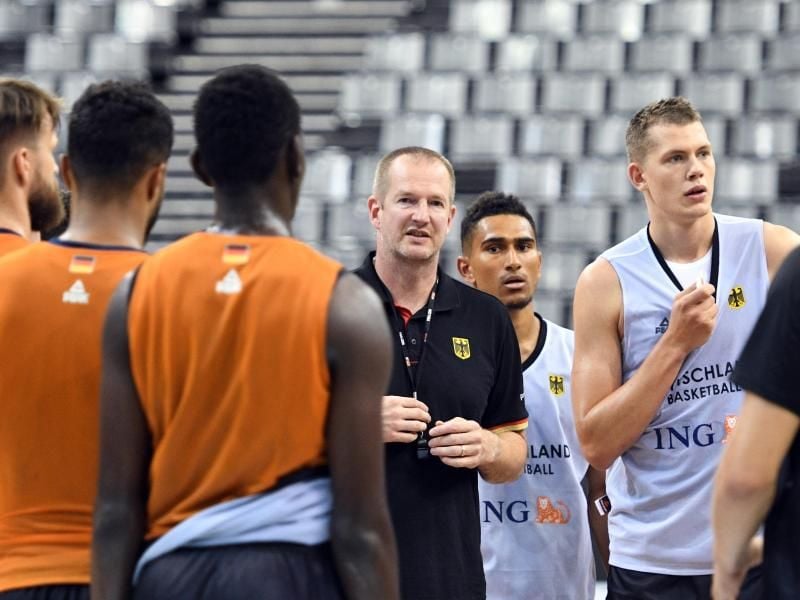 Haben bei der WM in China gute Außenseiterchancen: Bundestrainer Henrik Rödl (M) und das DBB-Team. Foto: Harald Tittel