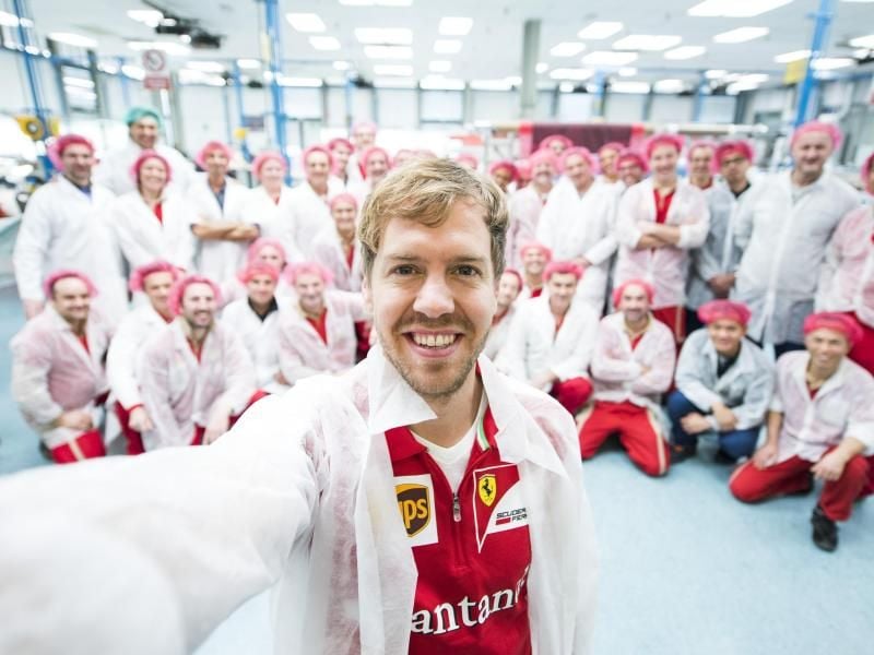 Ausnahme: Sebastian Vettel posiert im Ferrari-Werk vor Mitarbeitern für ein Selfie. Foto: Scuderia Ferrai/dpa