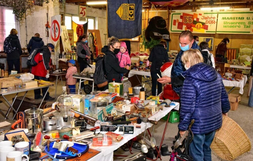 Weil das Gebäude, in dem das DDR-Museum in Dessau untergebracht war, verkauft wurde, muss ein Teil Ost-Devotionalien auf einem Flohmarkt verkauft werden.