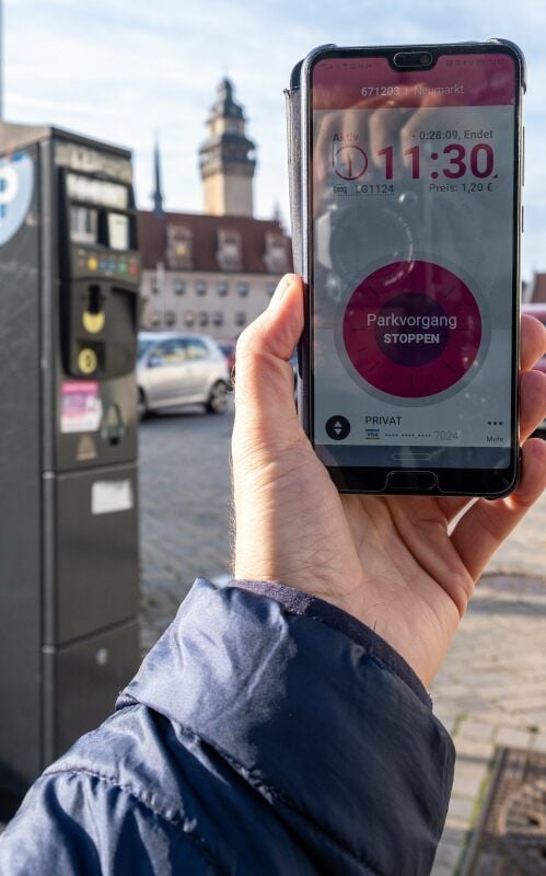 Nicht nur auf dem Altmark in Zeitz, sondern auch auf dem Neumarkt und an der Michaeliskirche können Parkgebühren jetzt mit Hilfe einer Smartphone-App bezahlt werden.