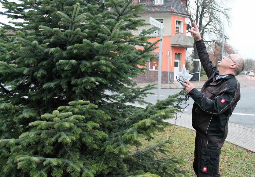 Karl-Heinz Böhmert vor dem Pratauer Weihnachtsbaum. Die Lichterkette wurde gestohlen. Nur Reste sind geblieben.