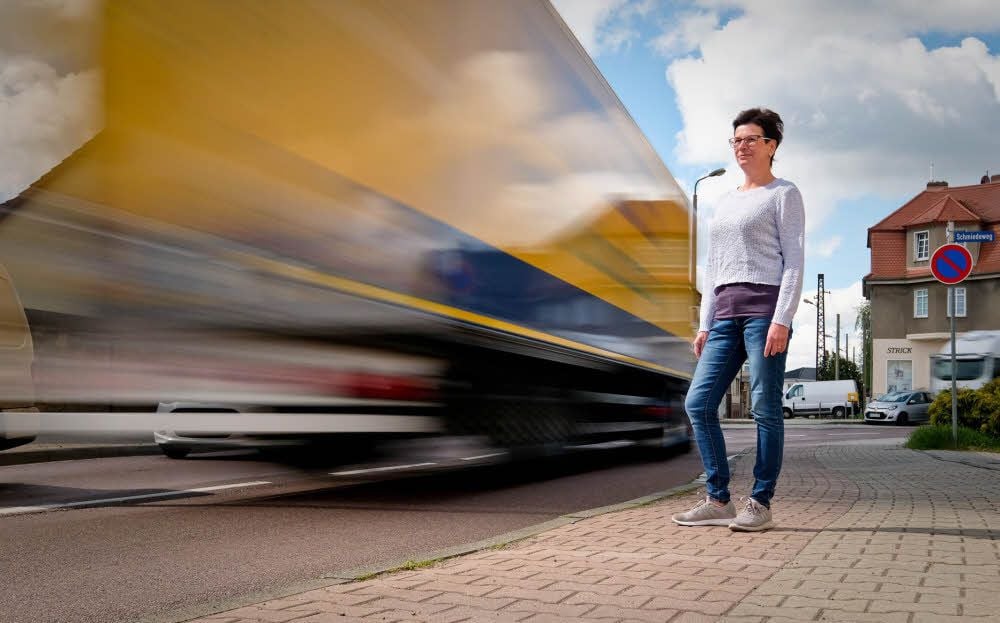 Aline Andersch arbeitet in Reideburg in einem Geschäft an der Delitzscher Straße. Am Gebäude schlucken Schallschutzfenster einen Großteil des Verkehrslärms. Auf dem Gehweg direkt an der Straße ist es anders. Wer hier mit anderen reden will, muss schon schreien.