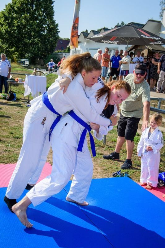 Die Judoka Nadine Klecha und Annemarie Speiser zeigen ihr Können.