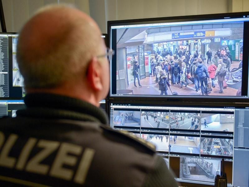 Ein Beamter der Bundespolizei arbeitet an einem Videoarbeitsplatz. Foto: Axel Heimken/dpa/Archivbild