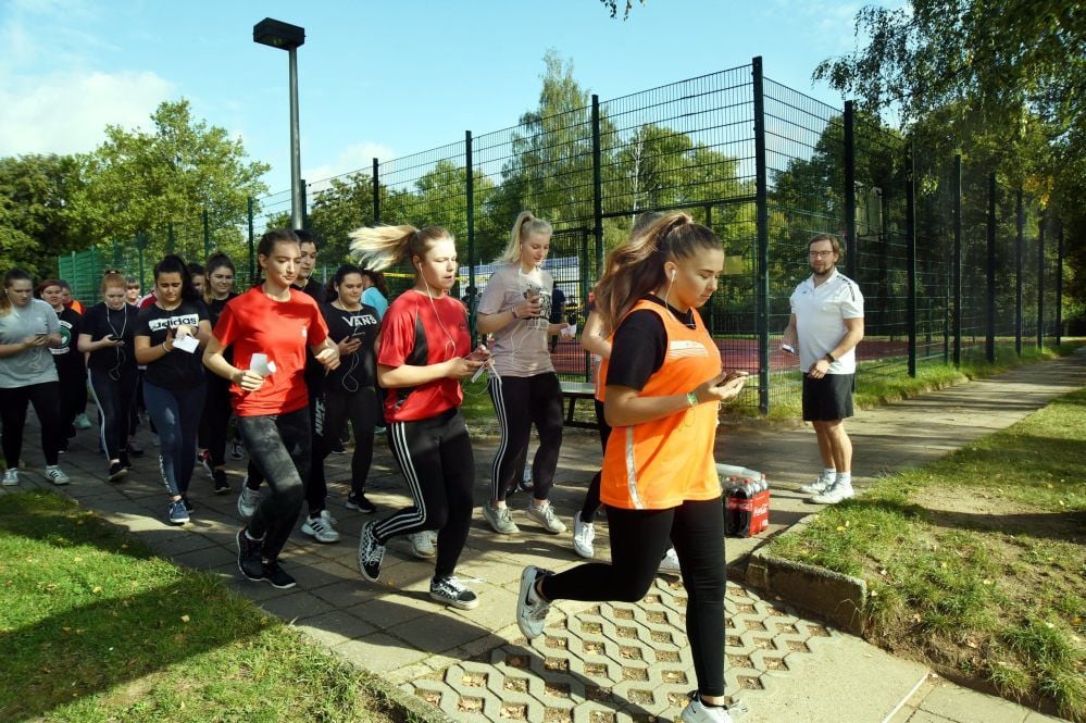 Laufen für einen guten Zweck: Die Zehntklässler der Sekundarschule am Schwanenteich starteten für ihren neuen Sportplatz.