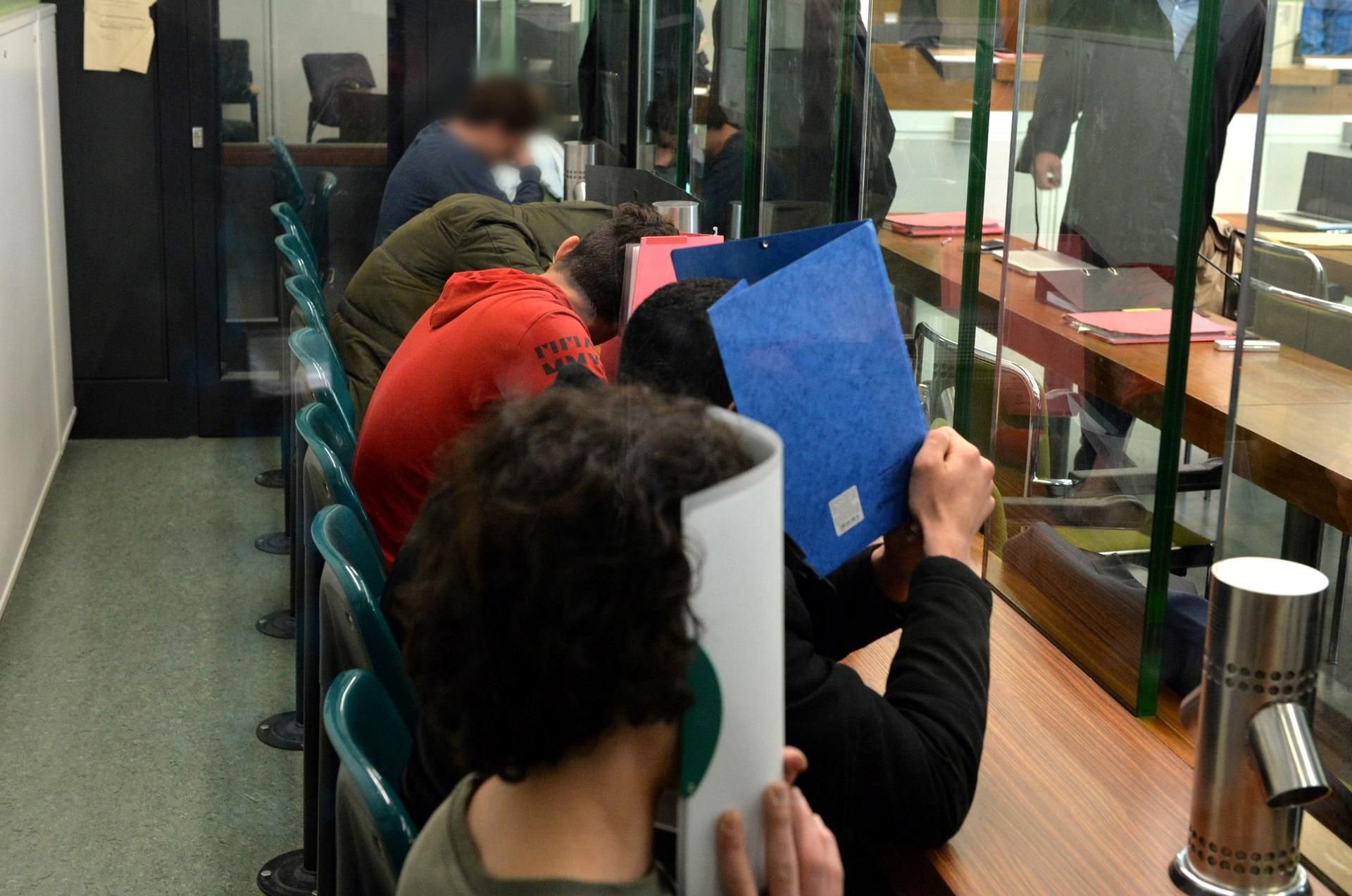 Die sechs Angeklagten auf der Anklagebank.