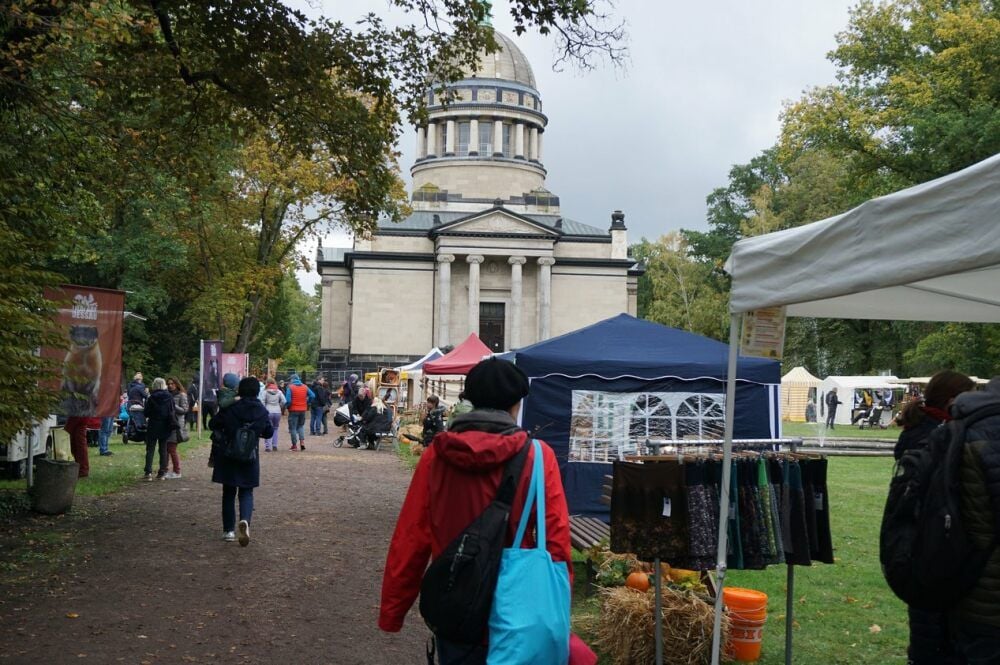 Rund um das Mausoleum waren viele Stände aufgebaut.