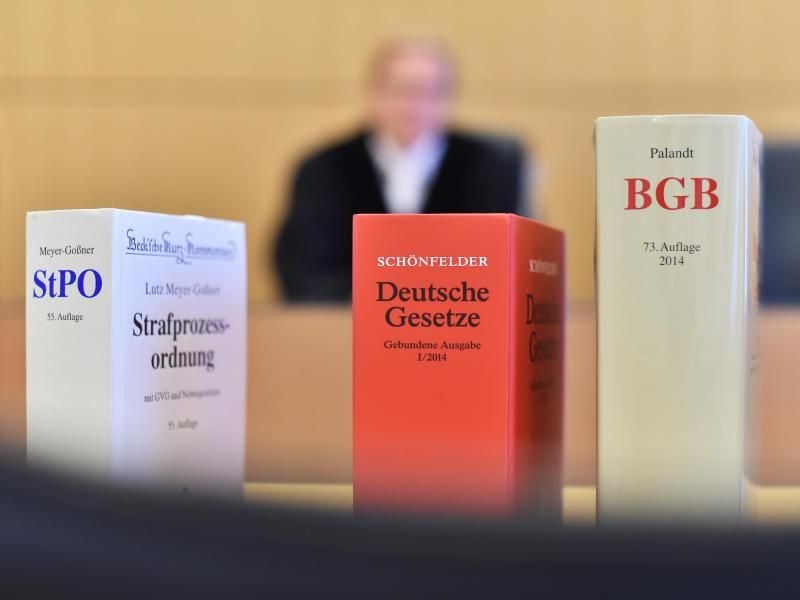 Gesetzestexte, Urteile und Erläuterungen - Juristen müssen oft viele Quellen prüfen. Mit der App JLaw lassen sich diese digital abrufen. Foto: Uli Deck