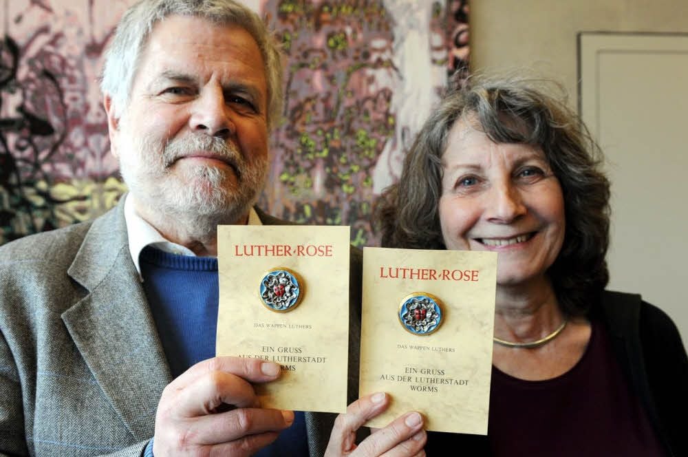 Frank Nonnenmacher und Ulrike Arnold-Nonnenmacher zeigen die Lutherrosen ihres Vaters.