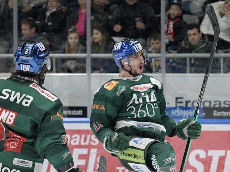 Augsburgs Adam Payerl (r) jubelt nach seinem Tor zum 1:0. Foto: Stefan Puchner