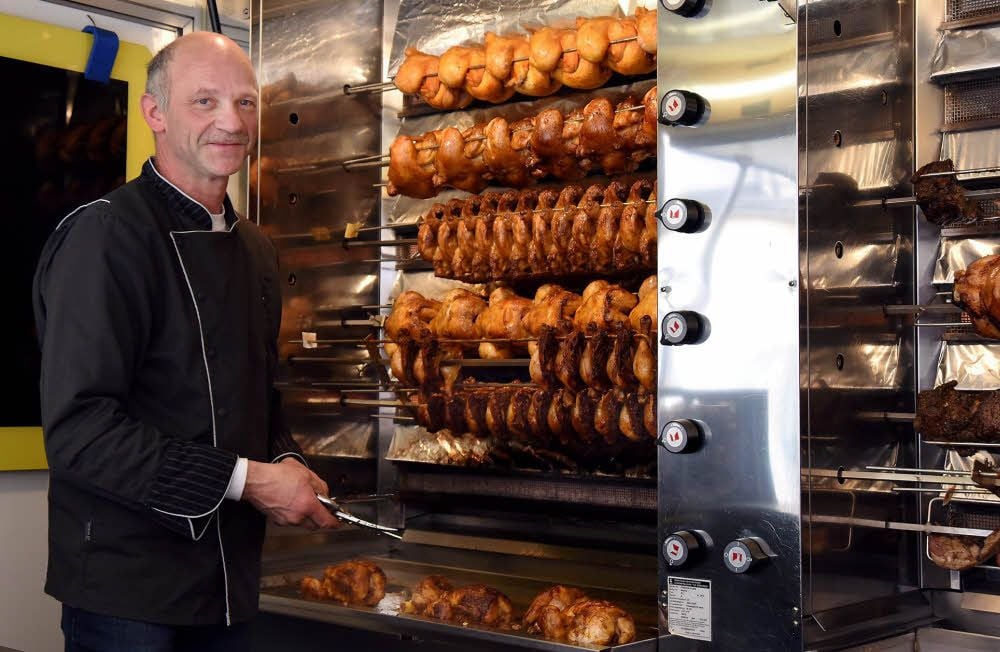 Auf Detlef Bachmann sind die Markthändler neidisch: Er hat es in seinem Hähnchenstand mollig warm.