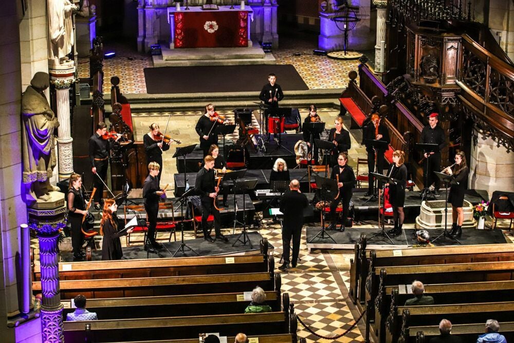 Rund 80 Besucher hörten in der Schlosskirche das Abschlusskonzert des Renaissance Musikfestivals. Vor dem Altar musizierte das Renaissance Ensemble Süßato, auf der Empore hatte das Praetorius Consort Wittenberg.