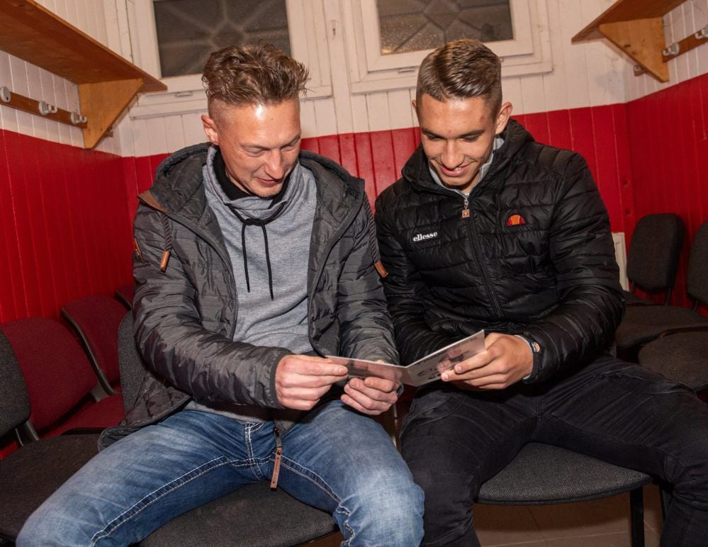 Gelungene Überraschung: Julian Guttau (r.) bestaunt die Dankeskarte, die sein ehemaliger Jugendtrainer Sven Wunderlich herausgekramt hat.