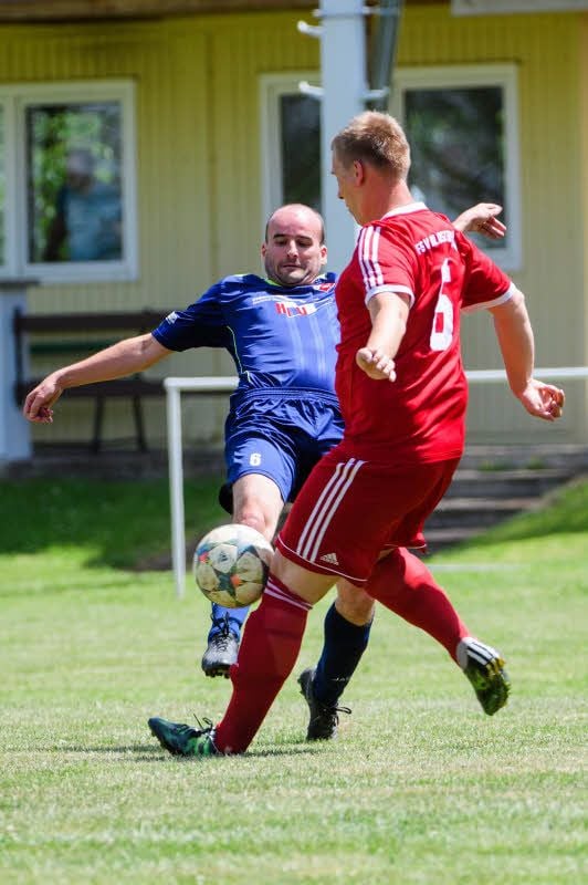 Kapitän Johannes David (l.) blieb in der abgelaufenen Saison mit Baumersroda II/Burgscheidungen sieglos. Rechts im Bild: FSV-Akteur Patrick Krumbholz.