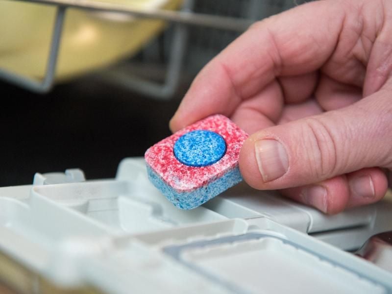 Ab 1. Januar 2017 gelten neue Grenzwerte für Phosphor-Verbindungen in Spülmittel für Maschinen. Foto: Andrea Warnecke