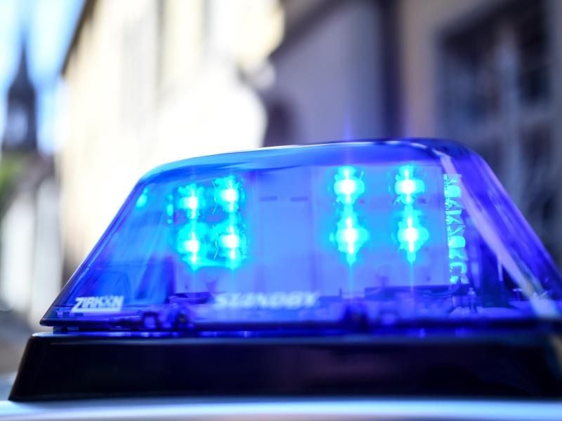 Die Polizei hat in einem Wald bei Mühlheim mit einem Hubschrauber einen geflüchteten Autofahrer gejagt. Foto: Patrick Seeger/Archiv